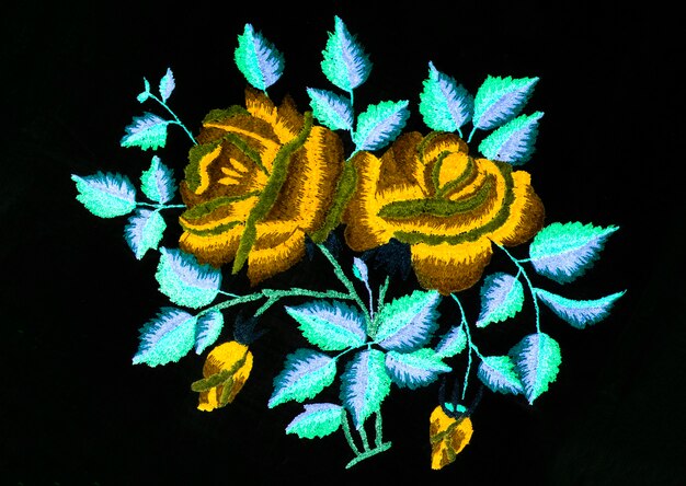 haft kwiatowy na ciemnej tkaninie
